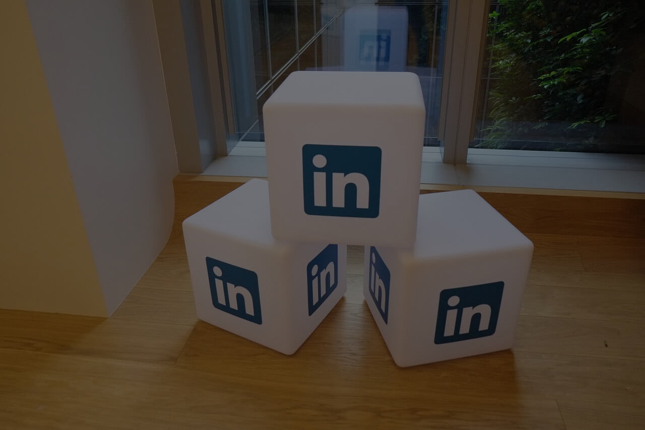 Cubes signés du logo LinkedIn