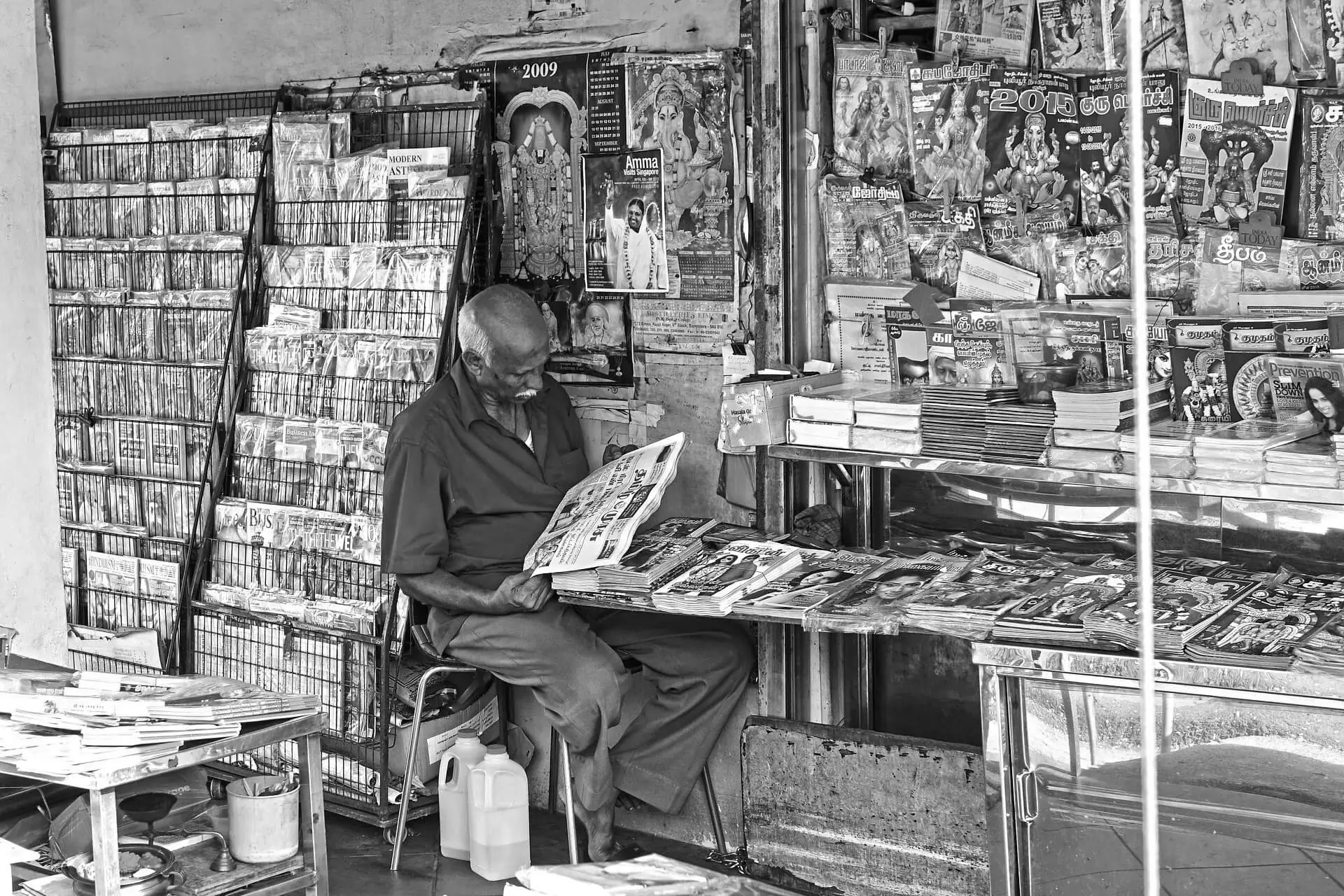 Vendeur de journaux noir et blanc